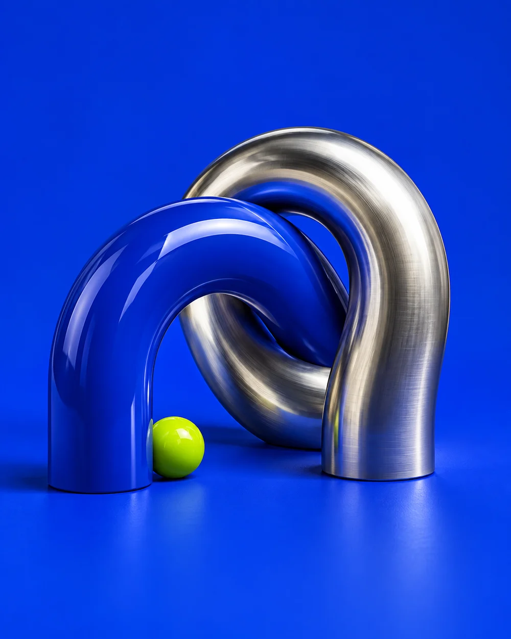 Escultura de dos arcos entrelazados en azul y plata junto a una esfera lima